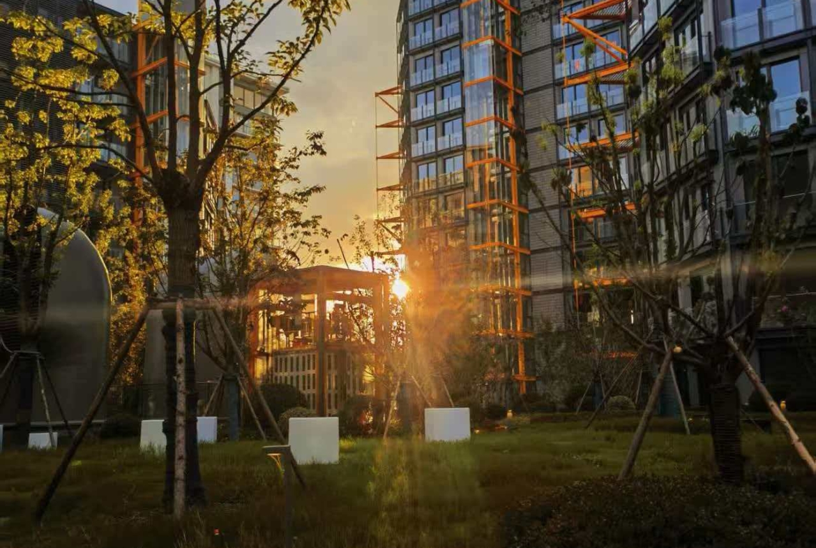 Rare 568 sqm duplex penthouse at Hyde One in Qiantan. 5 beds, 3 baths, 270° Huangpu River views, Richard Rogers design, underfloor heating. 220,000 RMB/month.