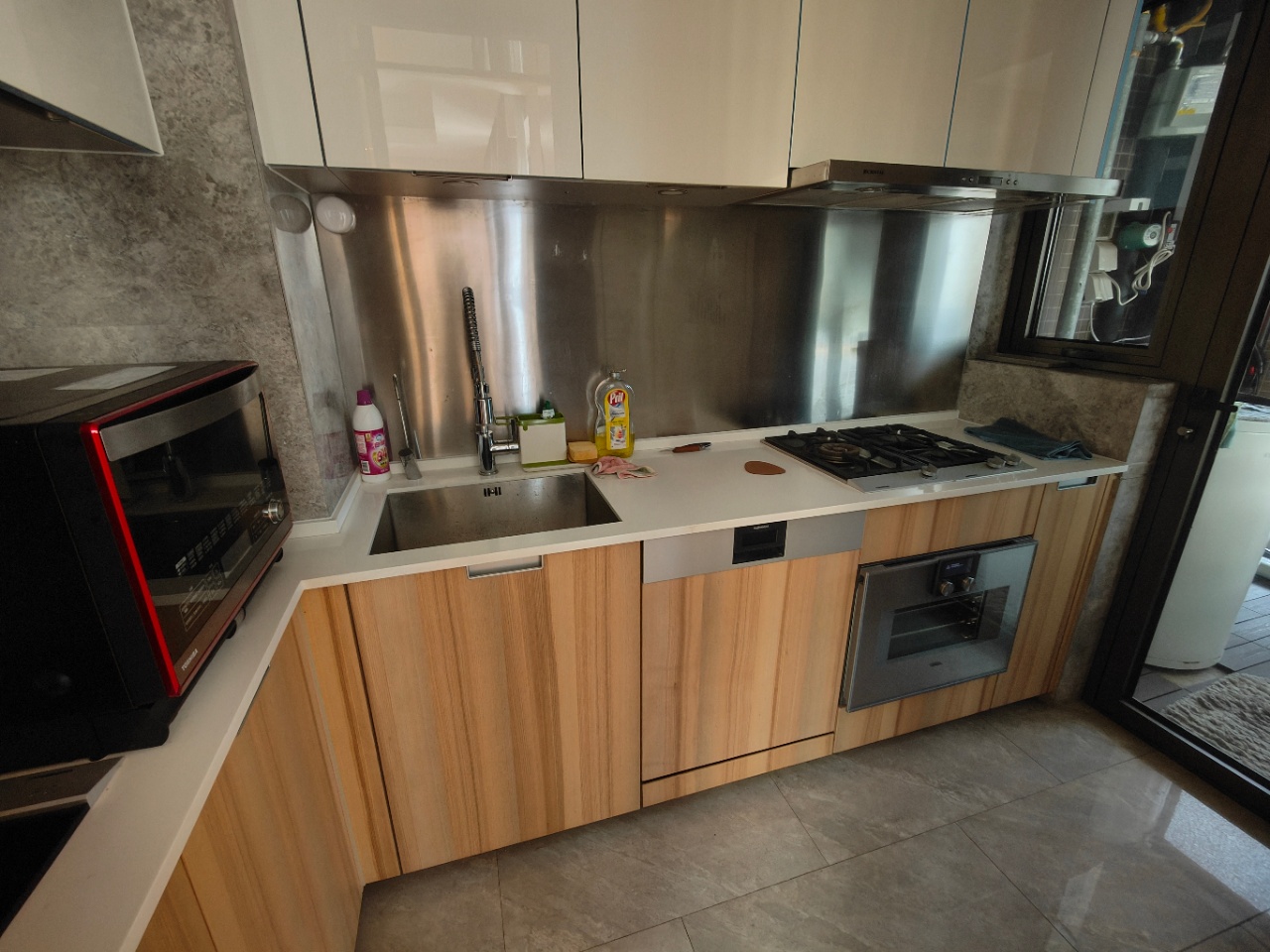 2-bed, 2-bath unit at The Palace Phase 2 in the Former French Concession. 142 sqm. Central location near Zhaojiabang Road Station. 40,000 RMB/month.