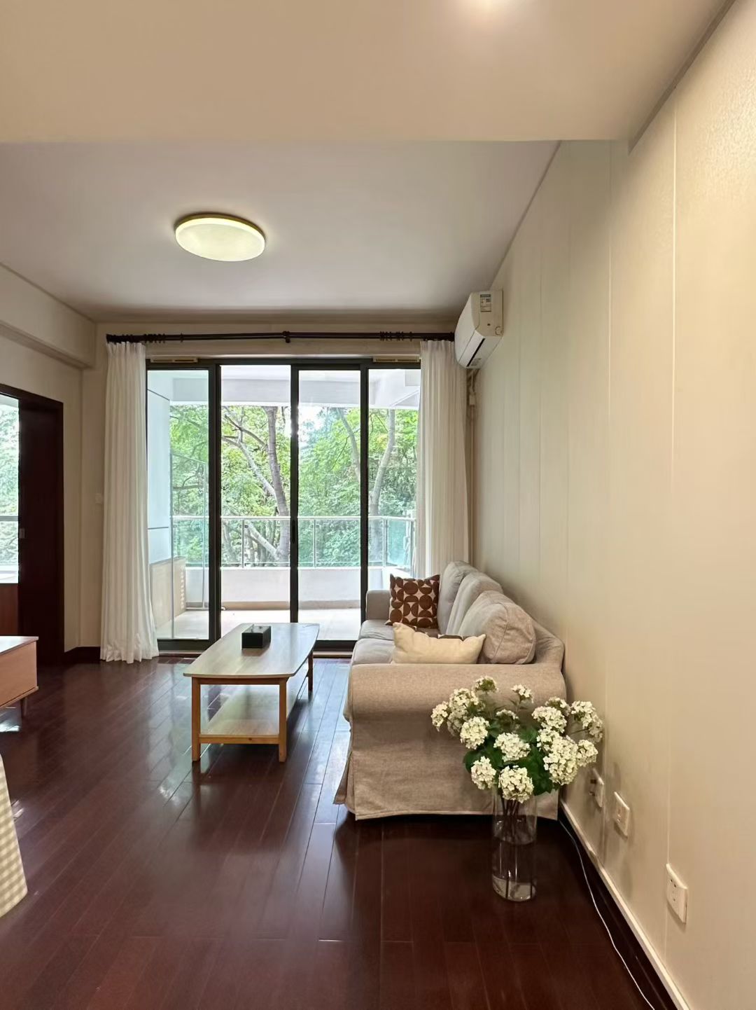 1-bed, 1-living unit at Top of City Phase 3 in Jing'an. Double south-facing, balcony, bay window, owner direct. Steps from Taikoo Hui and Nanjing West Road. 10,000