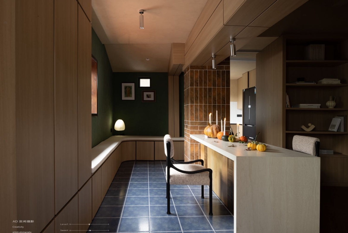 Rare 128 sqm apartment for sale in the Wukang Building, Shanghai. 2 beds, 2 baths, brand new luxury renovation, clear title. 23,000,000 RMB.