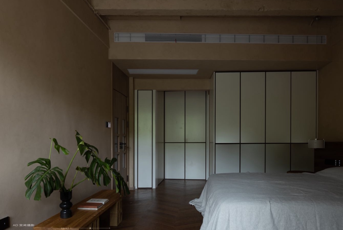 Rare 128 sqm apartment for sale in the Wukang Building, Shanghai. 2 beds, 2 baths, brand new luxury renovation, clear title. 23,000,000 RMB.