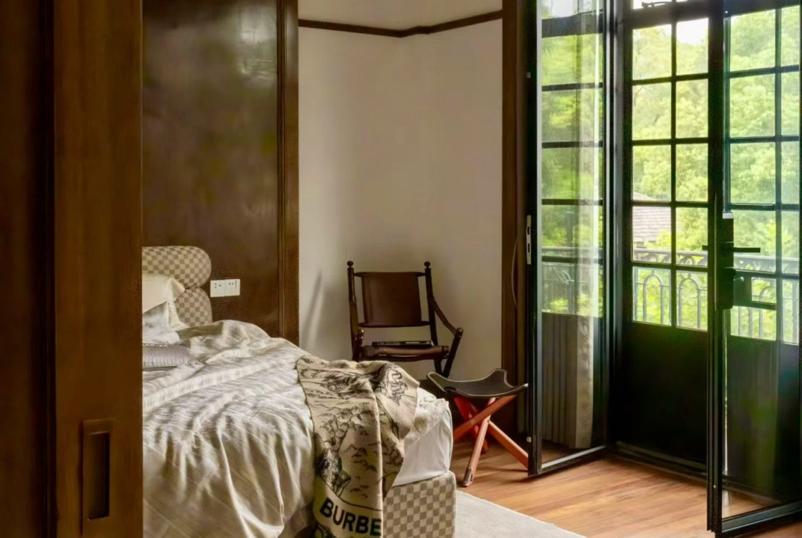 Rare south-facing 1-bed at the Wukang Building. 90 sqm, balcony facing the Soong Ching-ling residence, original fireplace and teak floors, central AC. 28,000 RMB/month.