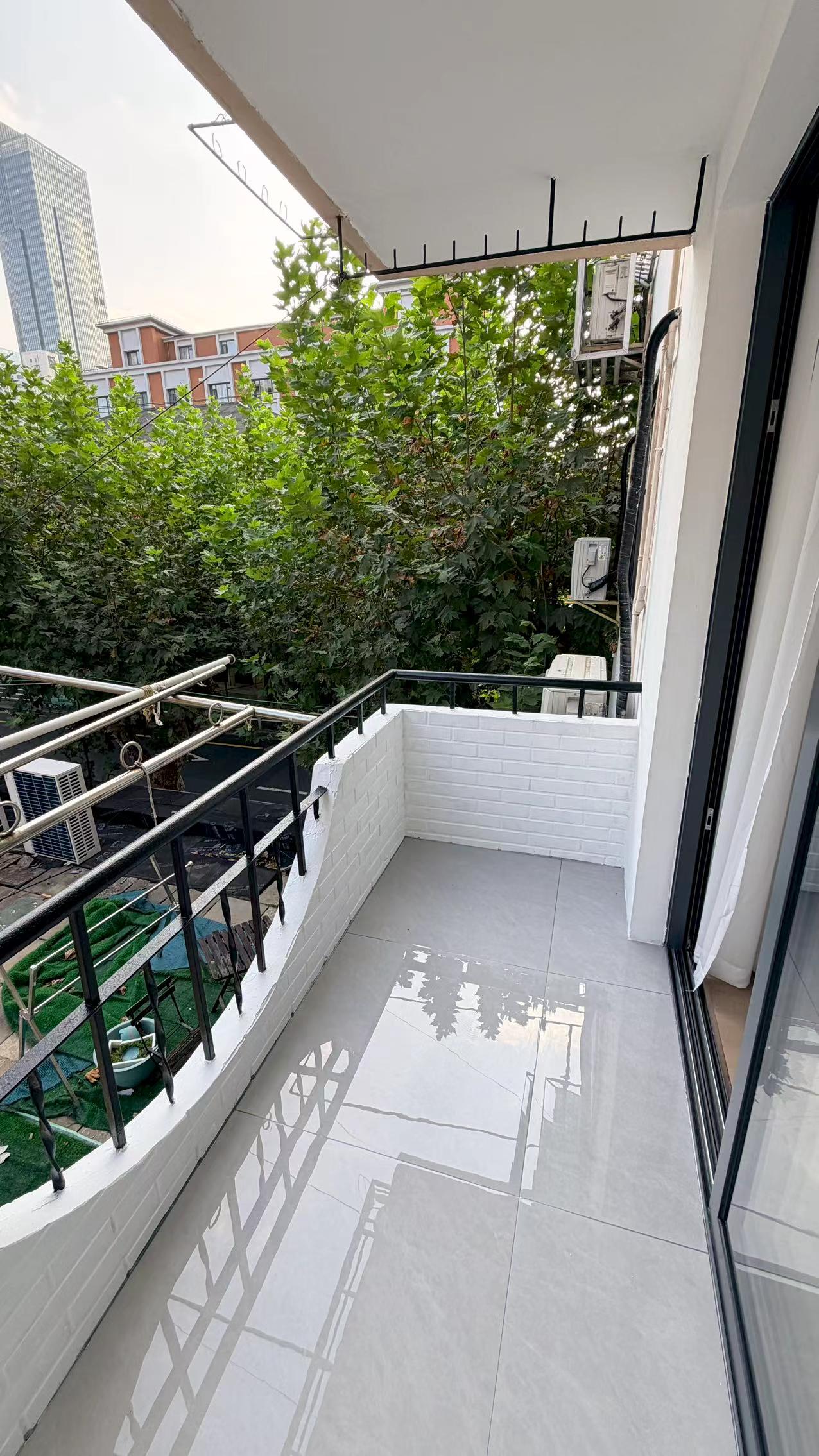 Fully renovated 3-bed at Xikang Apartment in Jing'an. Double balcony, central AC, underfloor heating, elevator. Near West Nanjing Road and Plaza 66. 18,500 RMB/month.