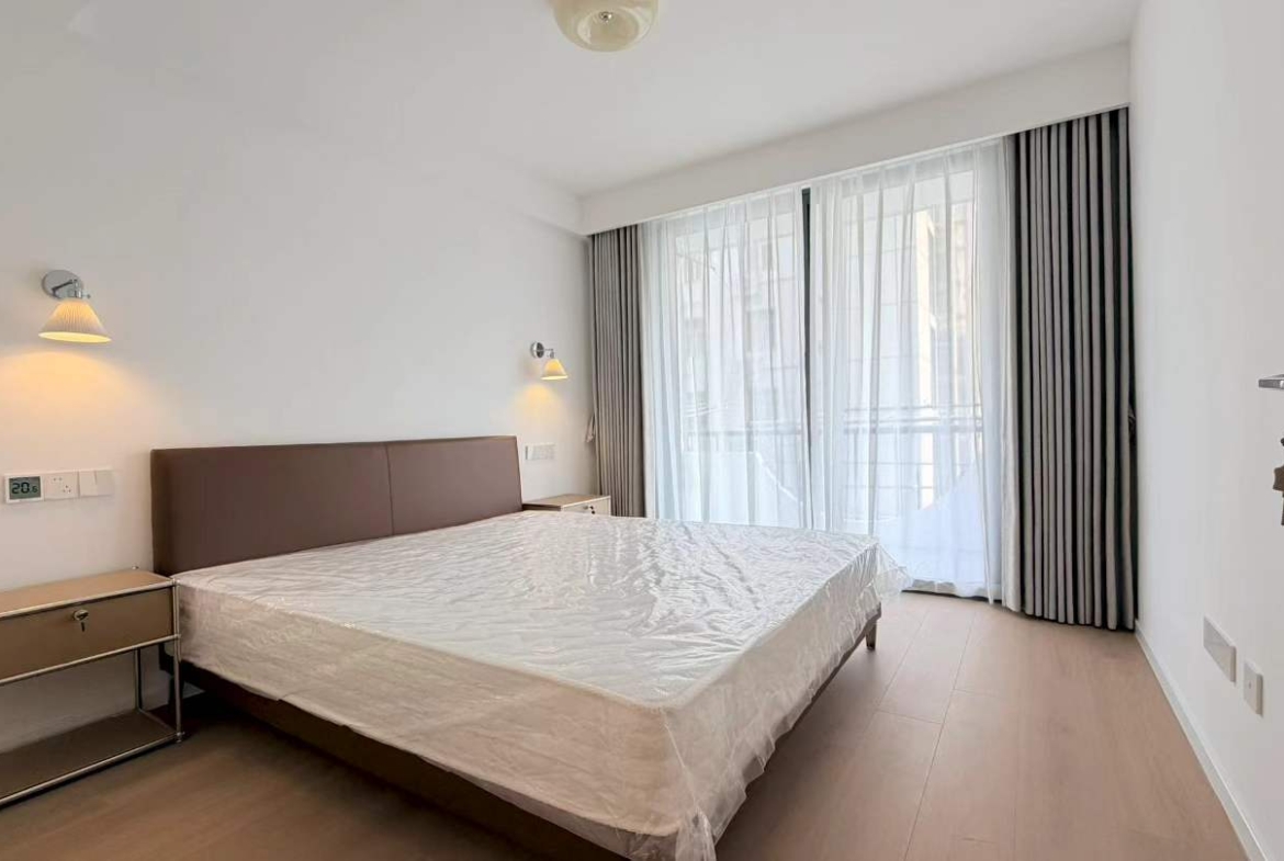 Fully renovated 3-bed at Xikang Apartment in Jing'an. Double balcony, central AC, underfloor heating, elevator. Near West Nanjing Road and Plaza 66. 18,500 RMB/month.