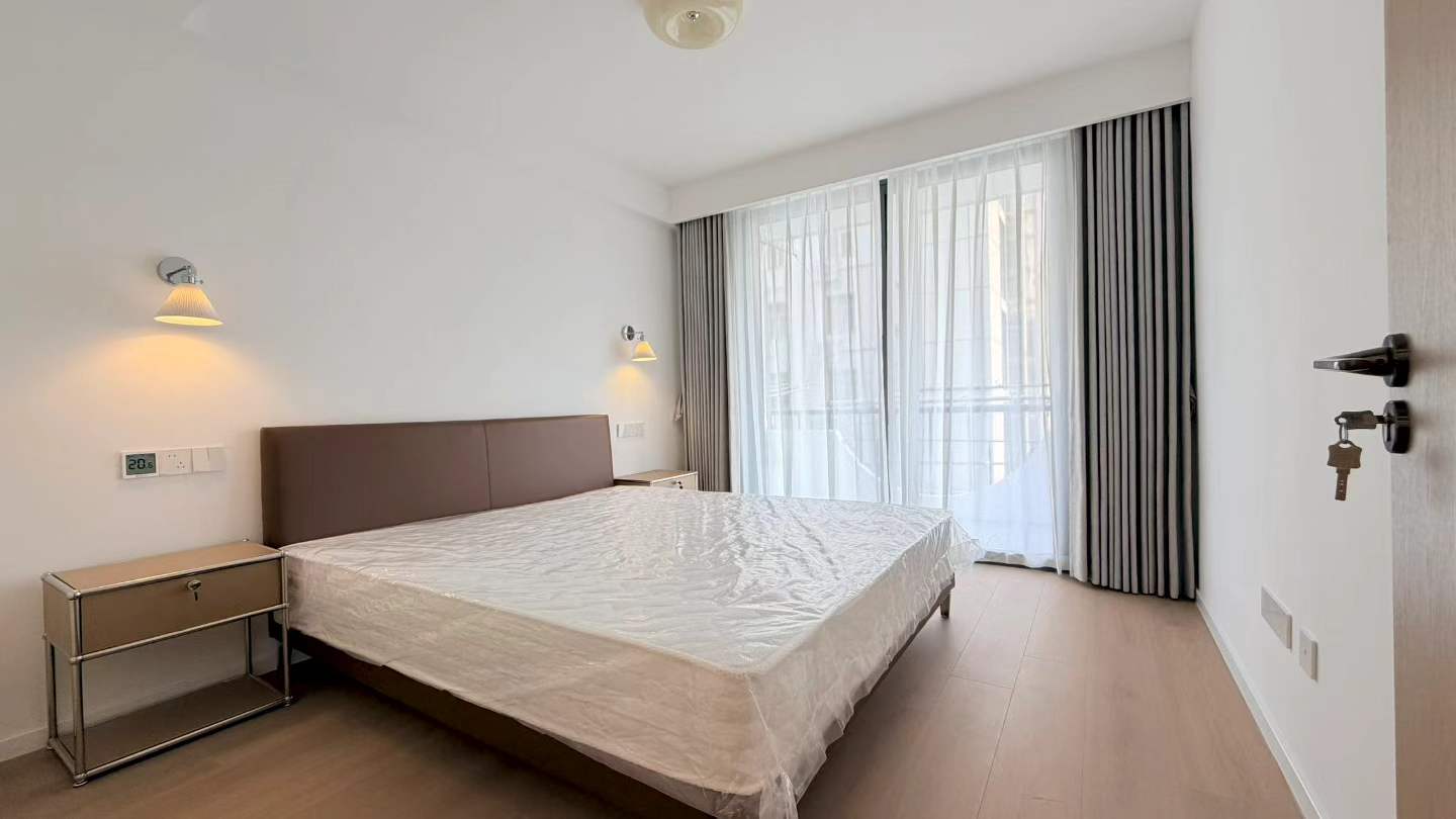Fully renovated 3-bed at Xikang Apartment in Jing'an. Double balcony, central AC, underfloor heating, elevator. Near West Nanjing Road and Plaza 66. 18,500 RMB/month.