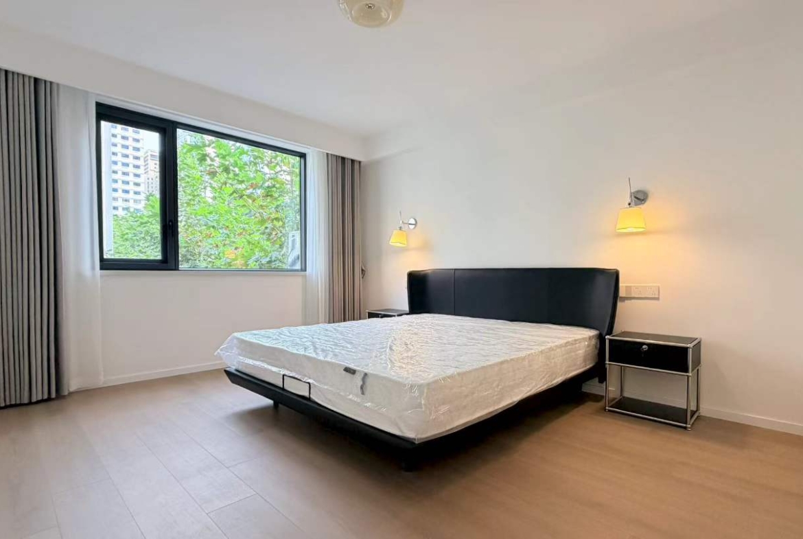 Fully renovated 3-bed at Xikang Apartment in Jing'an. Double balcony, central AC, underfloor heating, elevator. Near West Nanjing Road and Plaza 66. 18,500 RMB/month.