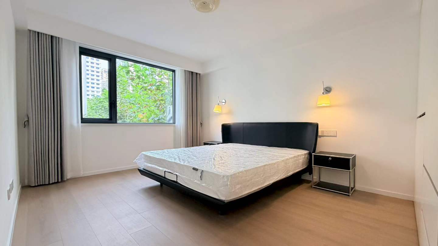 Fully renovated 3-bed at Xikang Apartment in Jing'an. Double balcony, central AC, underfloor heating, elevator. Near West Nanjing Road and Plaza 66. 18,500 RMB/month.