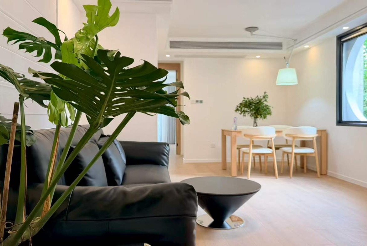 Fully renovated 3-bed at Xikang Apartment in Jing'an. Double balcony, central AC, underfloor heating, elevator. Near West Nanjing Road and Plaza 66. 18,500 RMB/month.