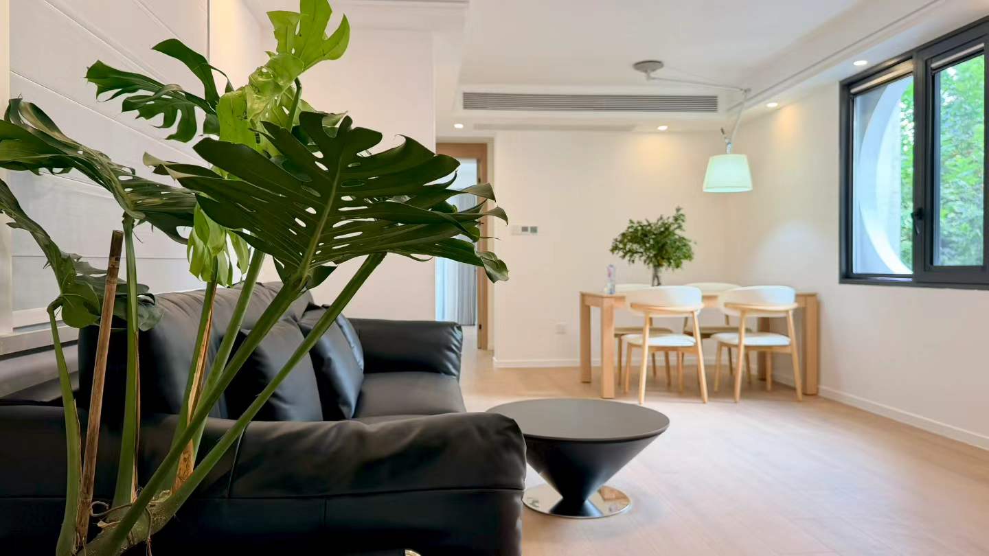 Fully renovated 3-bed at Xikang Apartment in Jing'an. Double balcony, central AC, underfloor heating, elevator. Near West Nanjing Road and Plaza 66. 18,500 RMB/month.