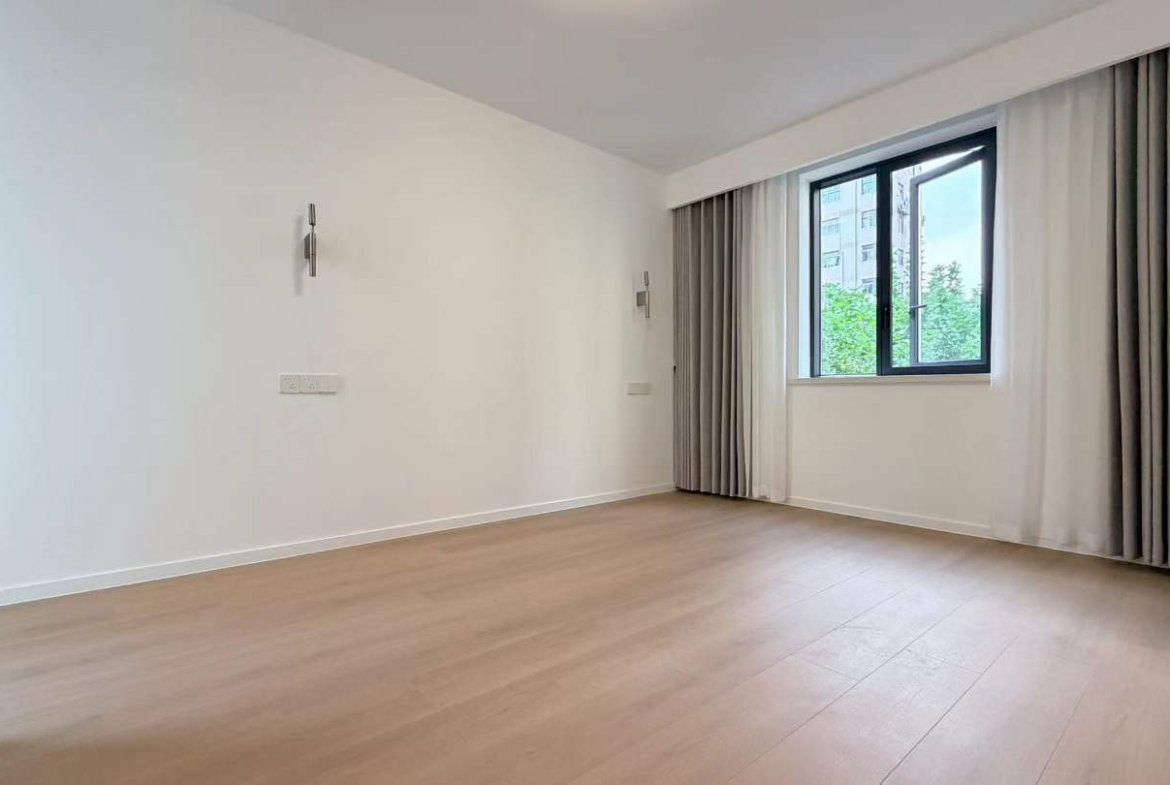 Fully renovated 3-bed at Xikang Apartment in Jing'an. Double balcony, central AC, underfloor heating, elevator. Near West Nanjing Road and Plaza 66. 18,500 RMB/month.
