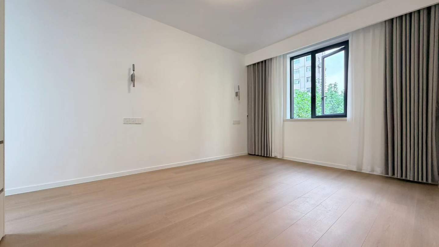 Fully renovated 3-bed at Xikang Apartment in Jing'an. Double balcony, central AC, underfloor heating, elevator. Near West Nanjing Road and Plaza 66. 18,500 RMB/month.