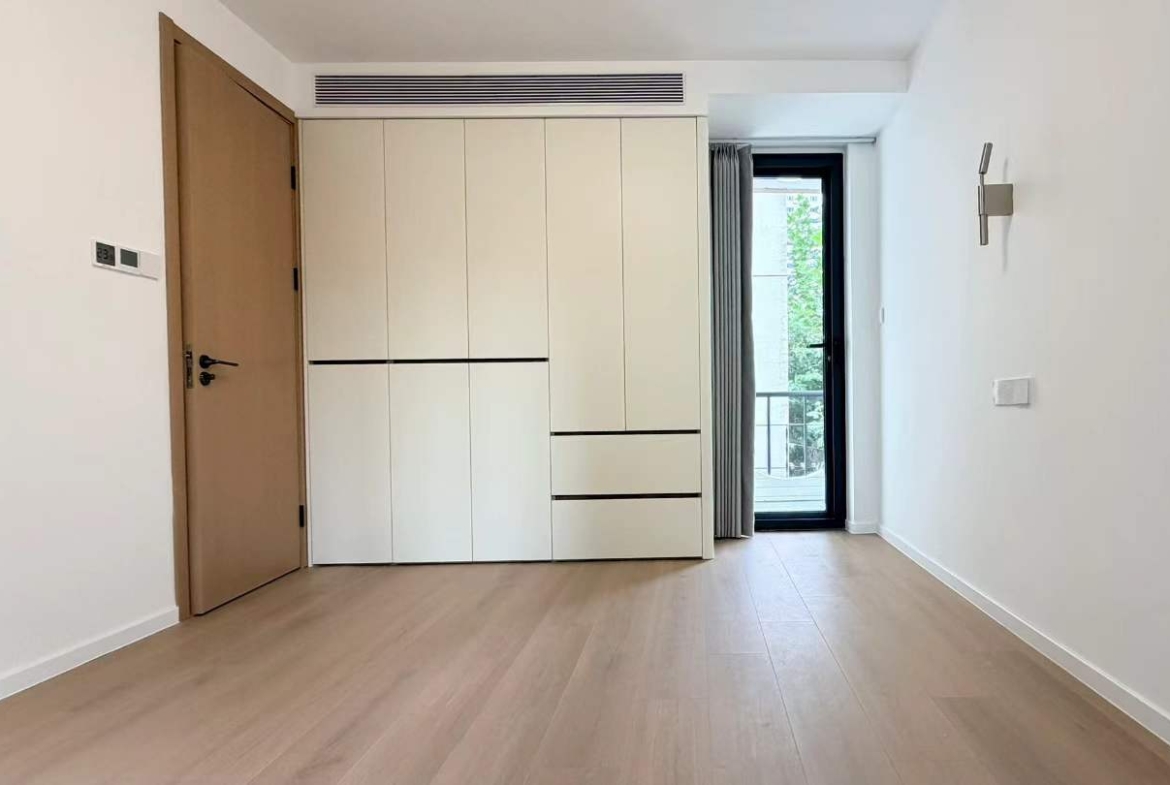Fully renovated 3-bed at Xikang Apartment in Jing'an. Double balcony, central AC, underfloor heating, elevator. Near West Nanjing Road and Plaza 66. 18,500 RMB/month.