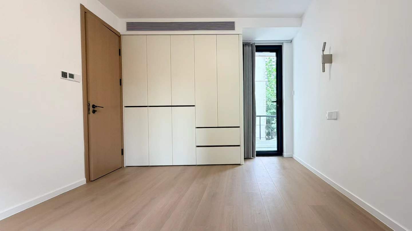 Fully renovated 3-bed at Xikang Apartment in Jing'an. Double balcony, central AC, underfloor heating, elevator. Near West Nanjing Road and Plaza 66. 18,500 RMB/month.