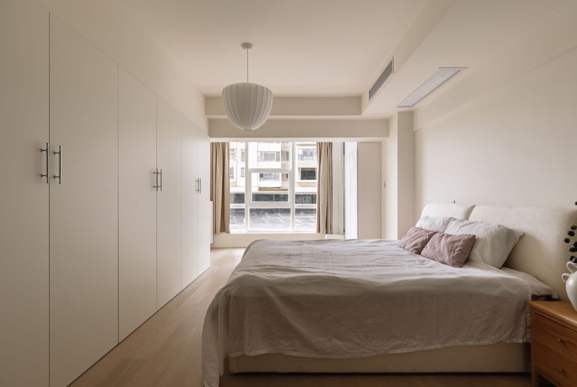 4-bed, 2-bath unit at Xin'an Building on Zhenning Road. 200 sqm, 80 sqm private terrace, Daikin AC, wall heating, marble finishes, Duravit fixtures. 31,800 RMB/month.