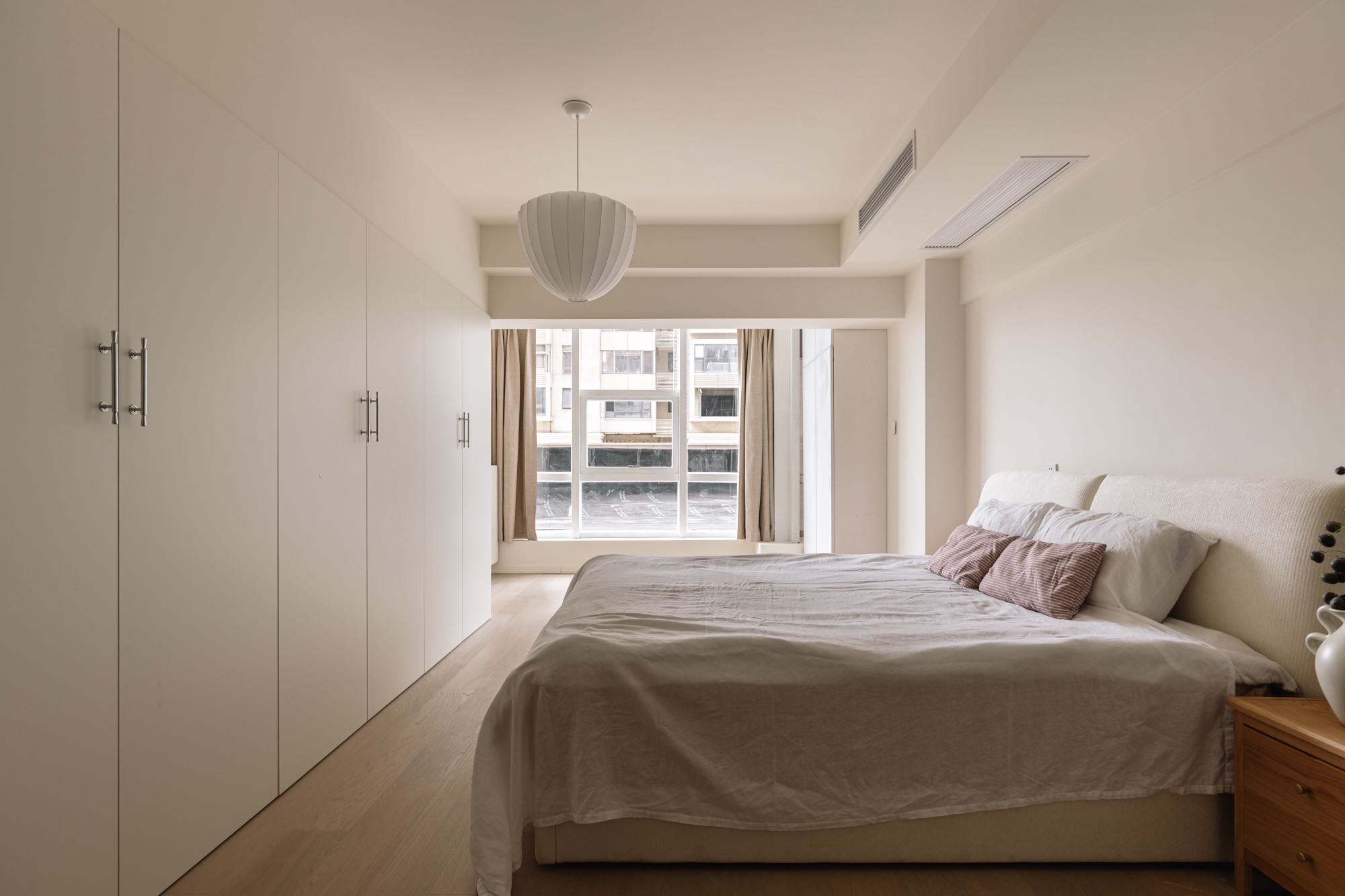 4-bed, 2-bath unit at Xin'an Building on Zhenning Road. 200 sqm, 80 sqm private terrace, Daikin AC, wall heating, marble finishes, Duravit fixtures. 31,800 RMB/month.