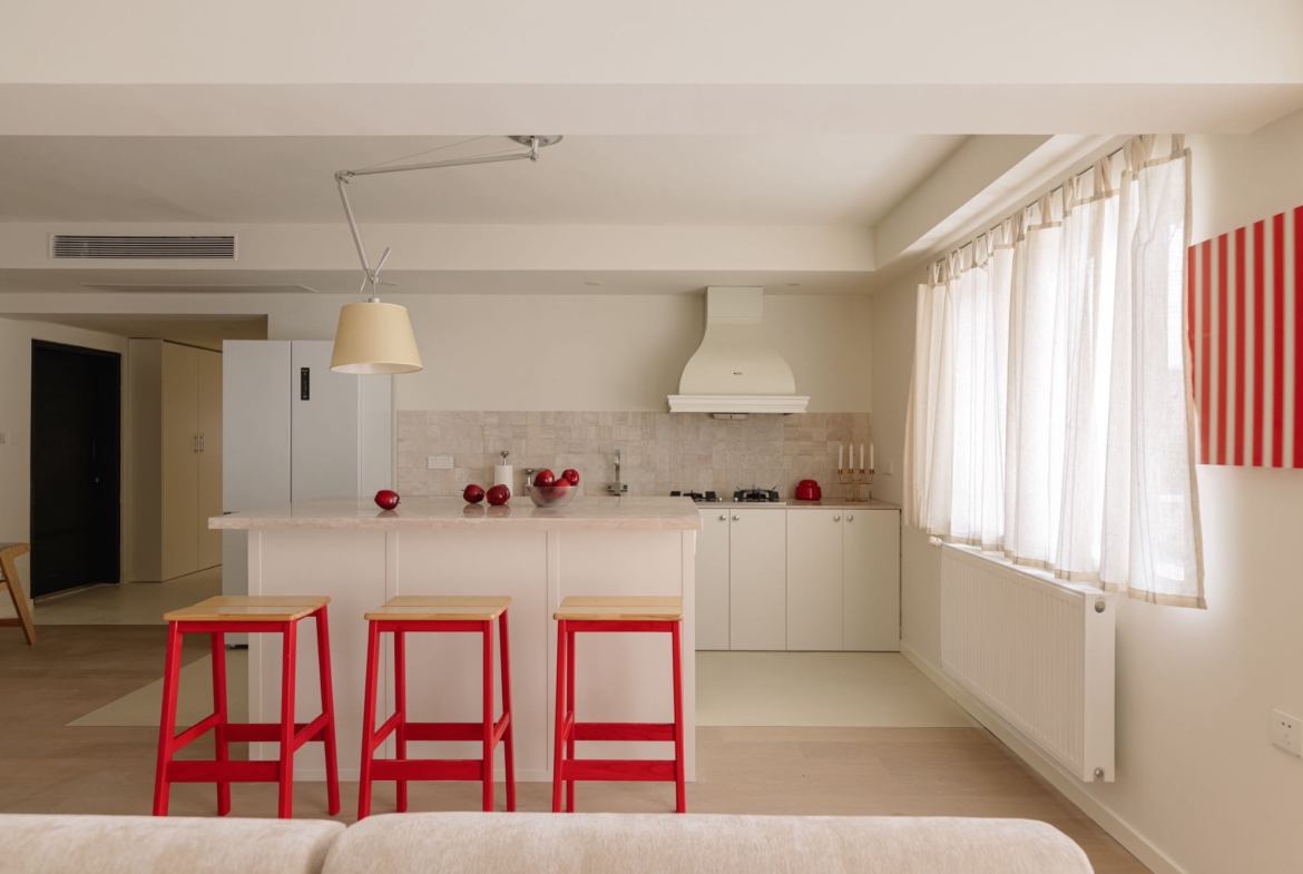 4-bed, 2-bath unit at Xin'an Building on Zhenning Road. 200 sqm, 80 sqm private terrace, Daikin AC, wall heating, marble finishes, Duravit fixtures. 31,800 RMB/month.
