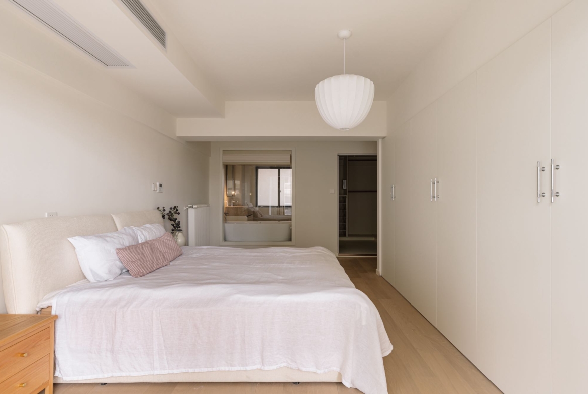 4-bed, 2-bath unit at Xin'an Building on Zhenning Road. 200 sqm, 80 sqm private terrace, Daikin AC, wall heating, marble finishes, Duravit fixtures. 31,800 RMB/month.