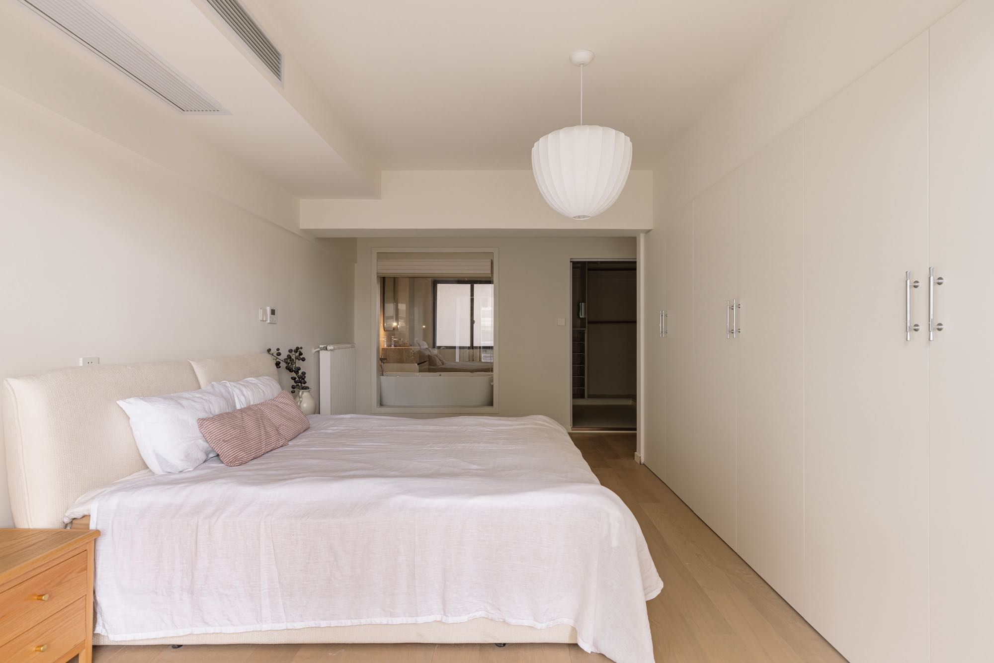 4-bed, 2-bath unit at Xin'an Building on Zhenning Road. 200 sqm, 80 sqm private terrace, Daikin AC, wall heating, marble finishes, Duravit fixtures. 31,800 RMB/month.