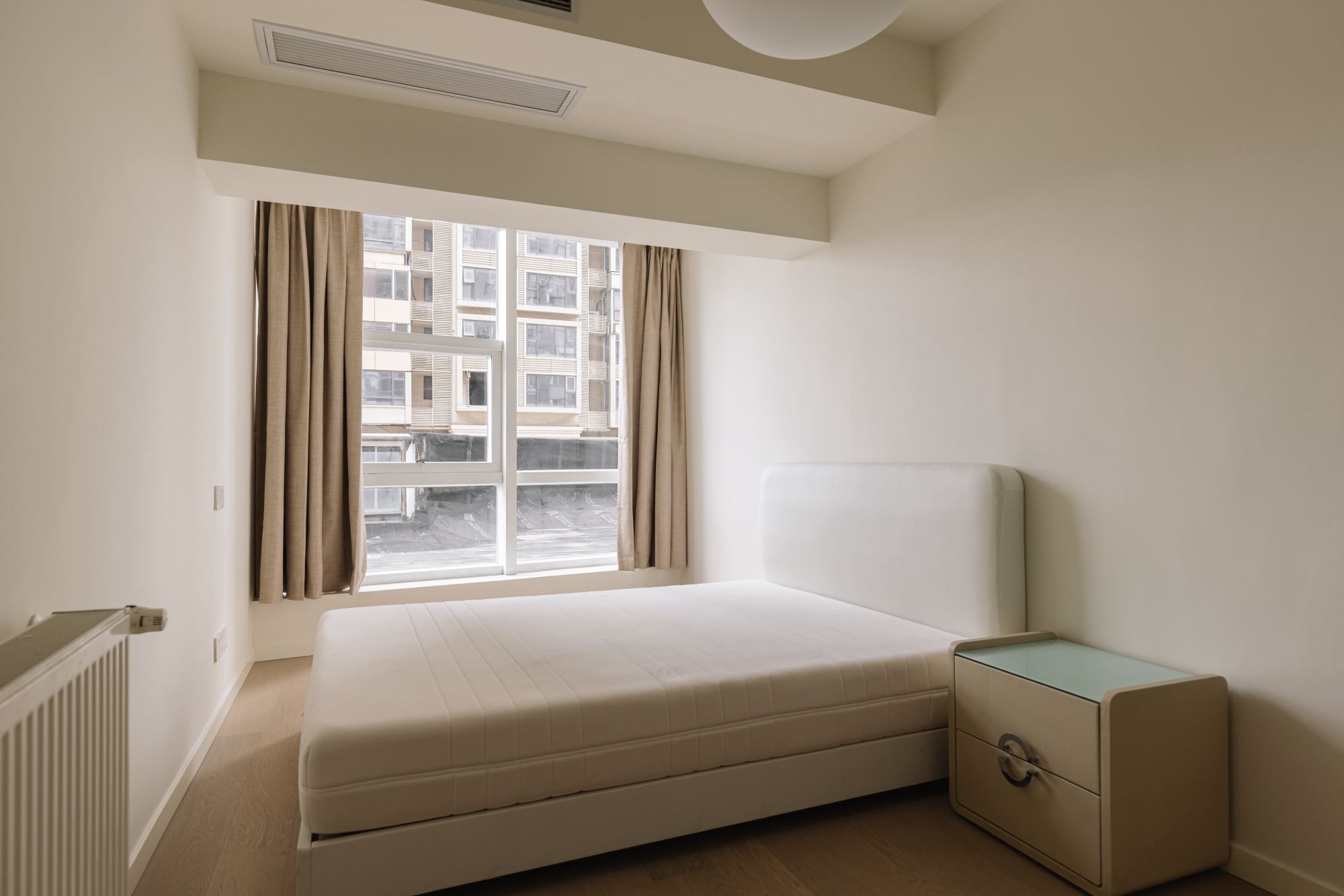 4-bed, 2-bath unit at Xin'an Building on Zhenning Road. 200 sqm, 80 sqm private terrace, Daikin AC, wall heating, marble finishes, Duravit fixtures. 31,800 RMB/month.