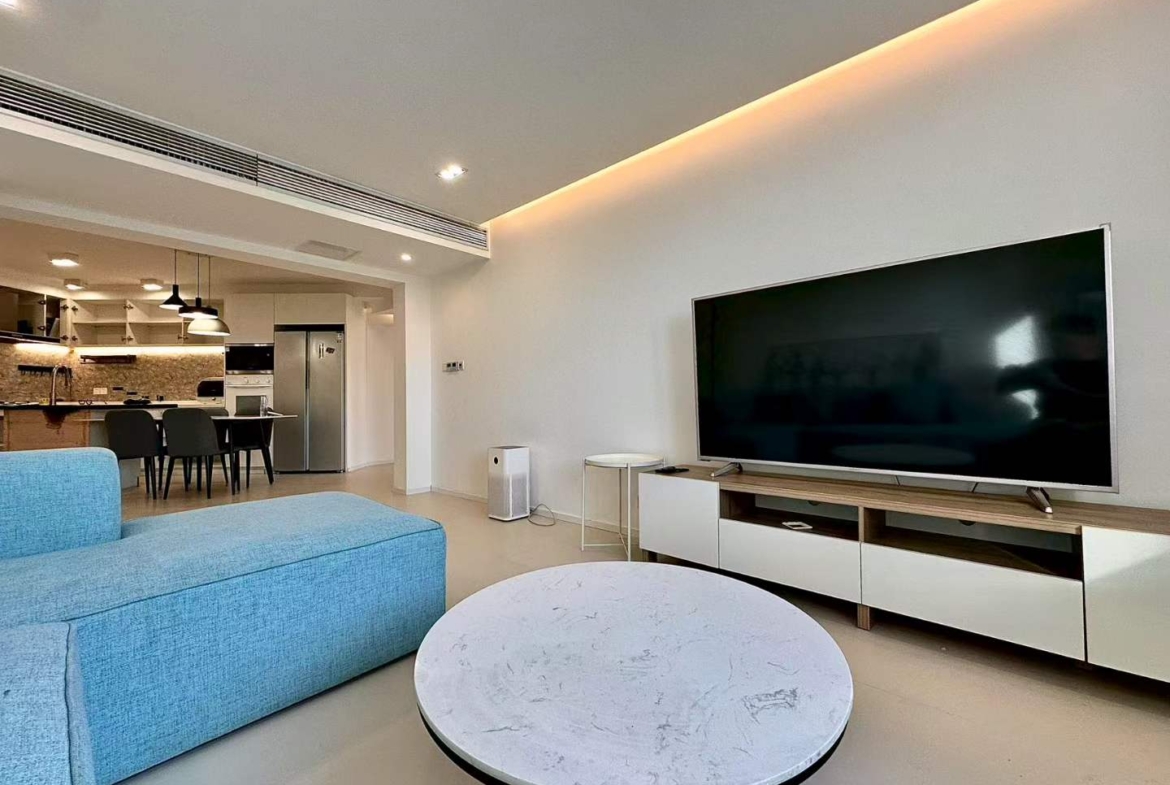 165 sqm high-floor unit at Xingguo Mansion, Wukang Road. 3 beds, 2 baths + study, master suite with walk-in closet, underfloor heating, central AC. 20,800 RMB/month negotiable.