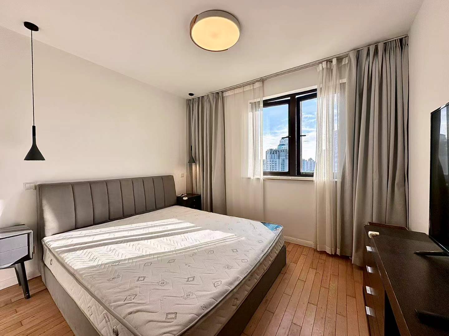 xingguo-mansion-4-bed-2-bath-floor-heating-FFC-shanghai-rentals (3) 165 sqm high-floor unit at Xingguo Mansion, Wukang Road. 3 beds, 2 baths + study, master suite with walk-in closet, underfloor heating, central AC. 20,800 RMB/month negotiable.
