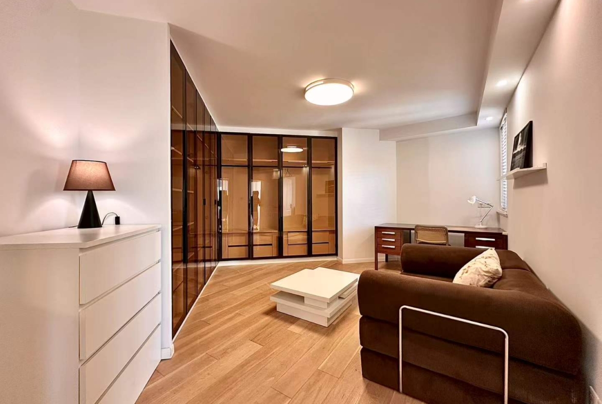 165 sqm high-floor unit at Xingguo Mansion, Wukang Road. 3 beds, 2 baths + study, master suite with walk-in closet, underfloor heating, central AC. 20,800 RMB/month negotiable.