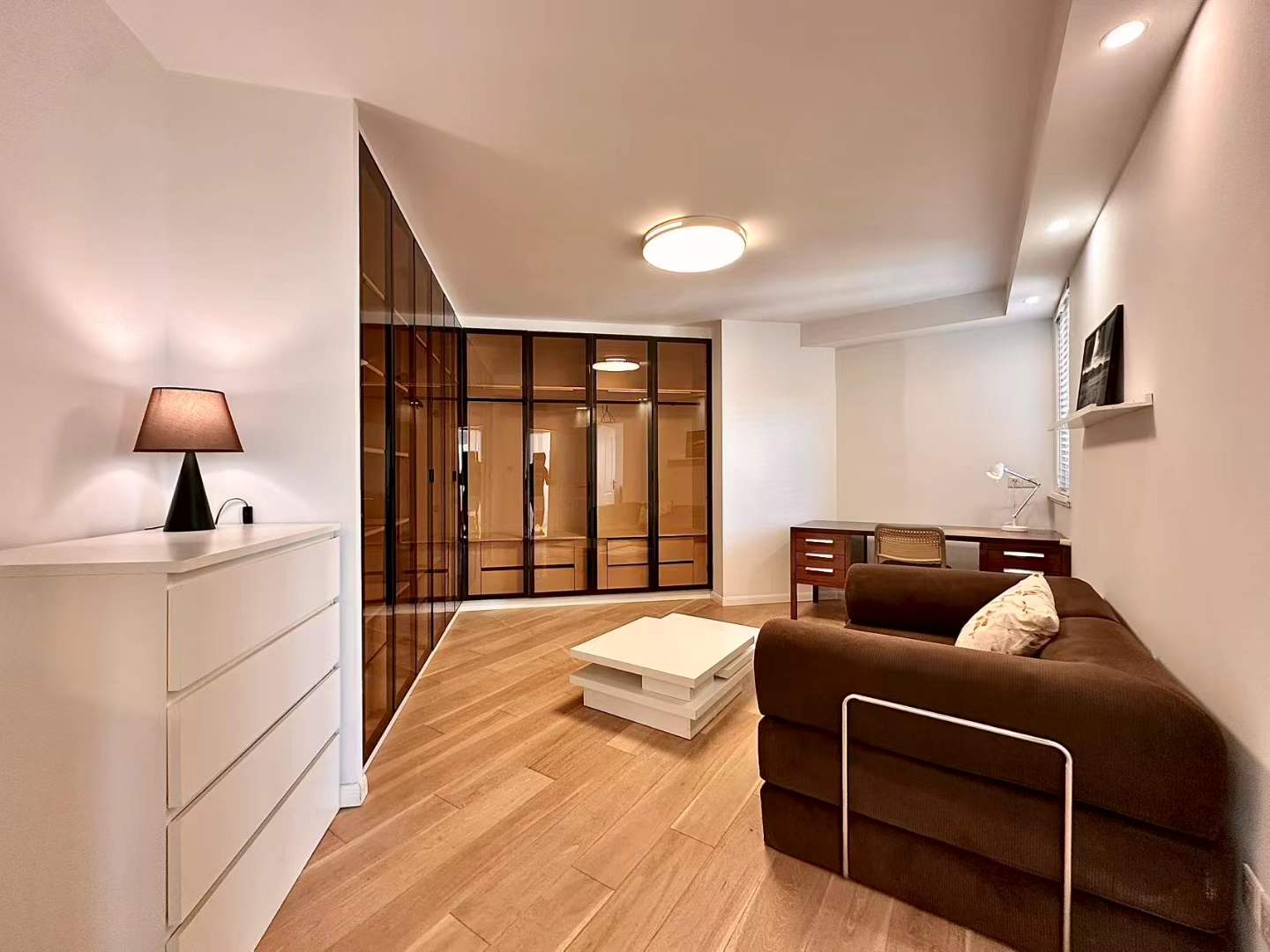 xingguo-mansion-4-bed-2-bath-floor-heating-FFC-shanghai-rentals (4) 165 sqm high-floor unit at Xingguo Mansion, Wukang Road. 3 beds, 2 baths + study, master suite with walk-in closet, underfloor heating, central AC. 20,800 RMB/month negotiable.