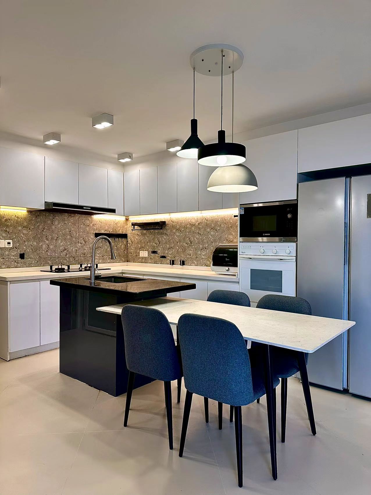xingguo-mansion-4-bed-2-bath-floor-heating-FFC-shanghai-rentals (5) 165 sqm high-floor unit at Xingguo Mansion, Wukang Road. 3 beds, 2 baths + study, master suite with walk-in closet, underfloor heating, central AC. 20,800 RMB/month negotiable.