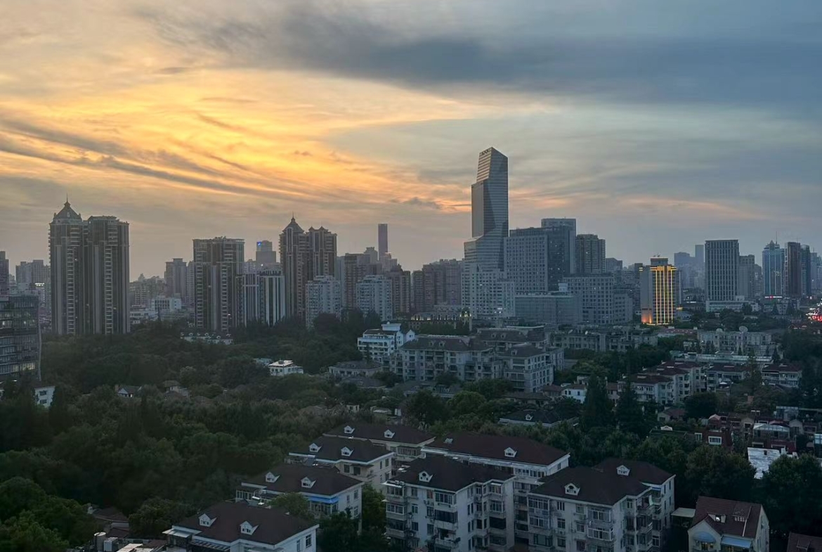 165 sqm high-floor unit at Xingguo Mansion, Wukang Road. 3 beds, 2 baths + study, master suite with walk-in closet, underfloor heating, central AC. 20,800 RMB/month negotiable.