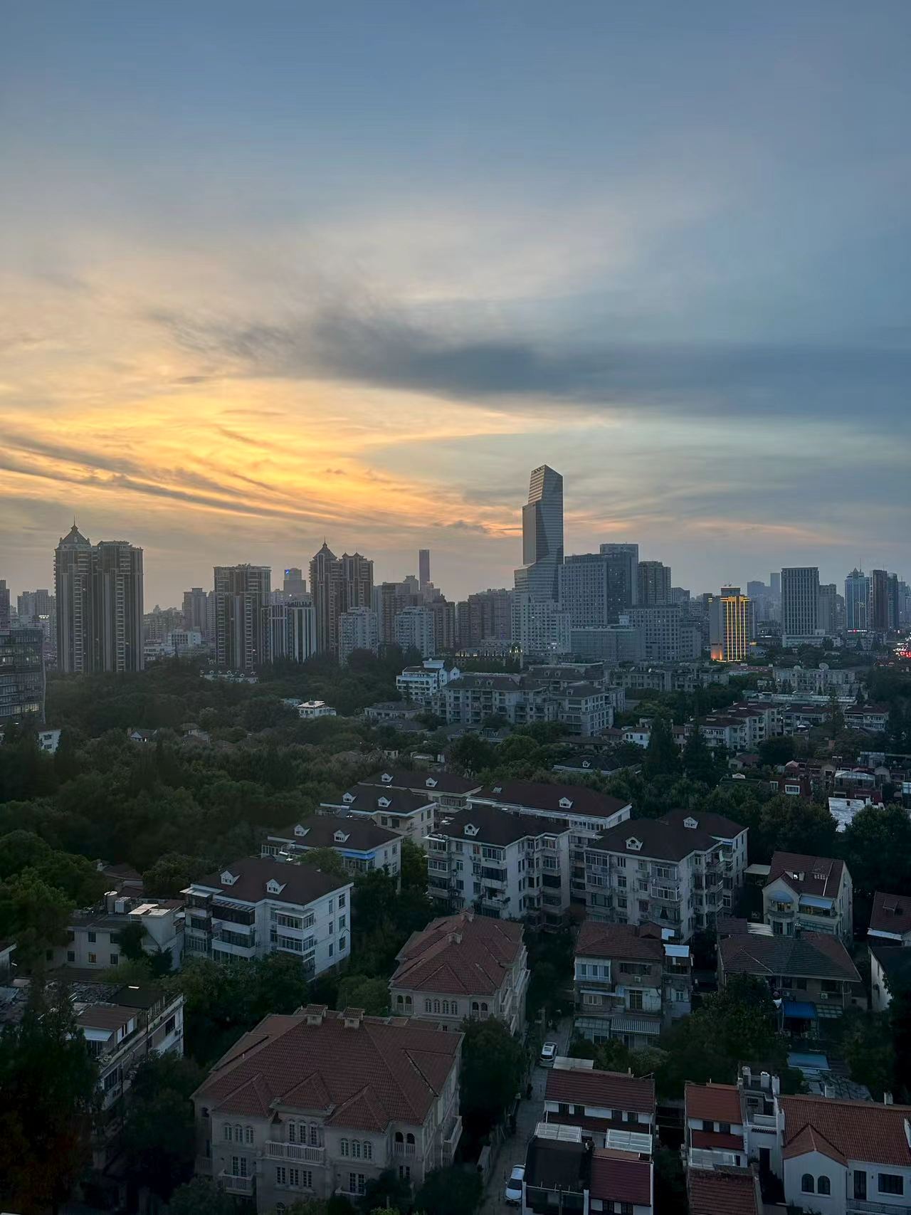 xingguo-mansion-4-bed-2-bath-floor-heating-FFC-shanghai-rentals (6) 165 sqm high-floor unit at Xingguo Mansion, Wukang Road. 3 beds, 2 baths + study, master suite with walk-in closet, underfloor heating, central AC. 20,800 RMB/month negotiable.