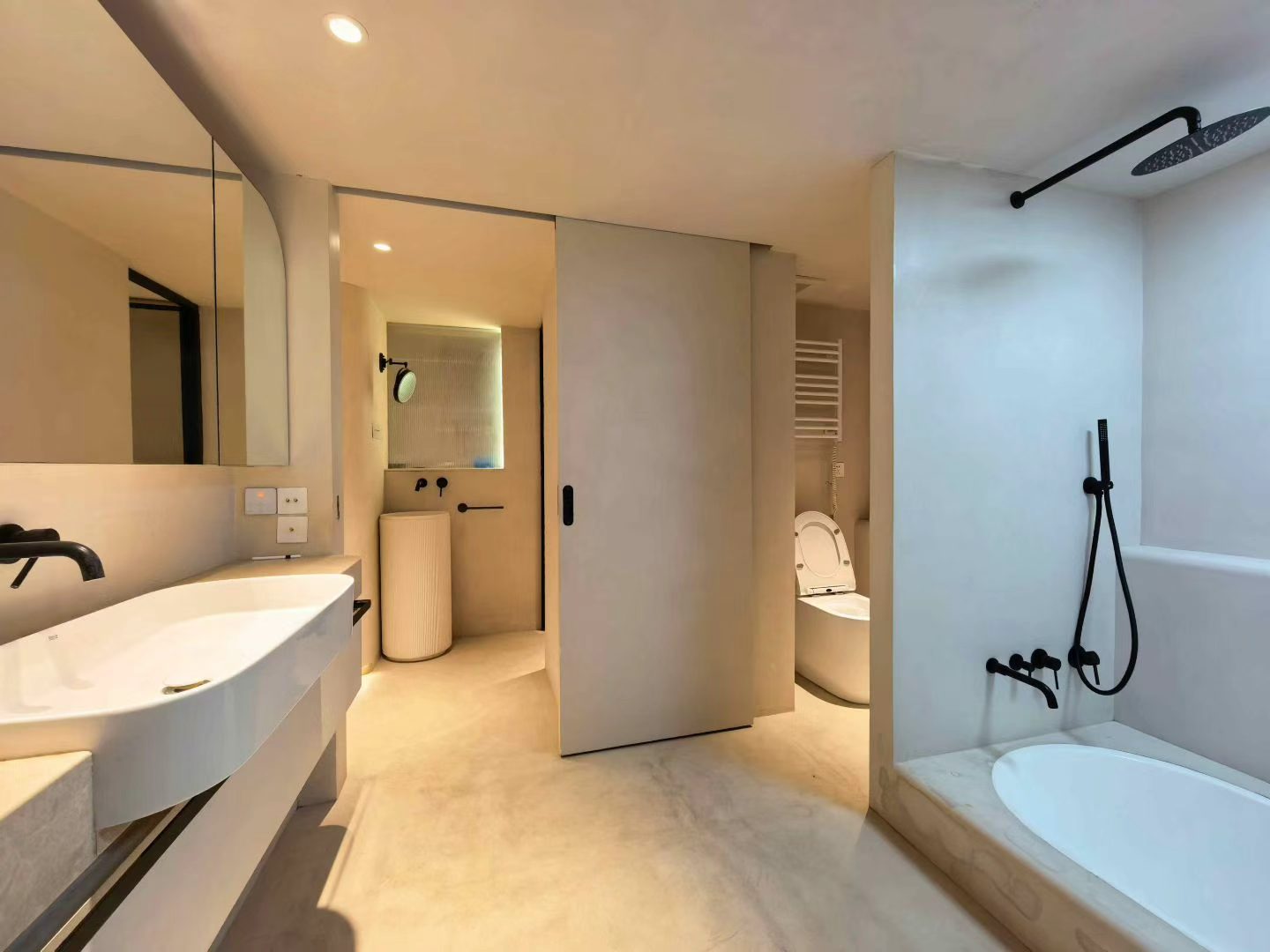 2-bed, 2-bath heritage lane house apartment at Lane 63, Xingguo Road. 150 sqm, central AC, floor heating, near Jiaotong University Station. 20,000 RMB/month.