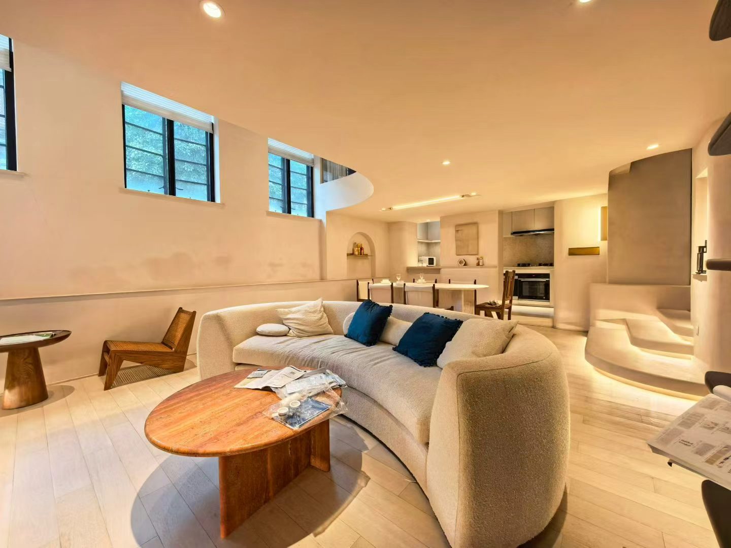 2-bed, 2-bath heritage lane house apartment at Lane 63, Xingguo Road. 150 sqm, central AC, floor heating, near Jiaotong University Station. 20,000 RMB/month.