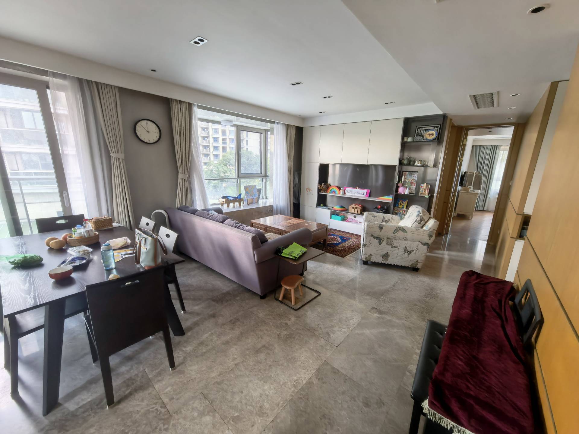 _cuva Fully furnished 3-bed, 2-bath apartment at Xinhu Qinglan International, Jing'an. 143 sqm, central AC, underfloor heating, dishwasher, smart toilet, bathtub. Available Dec 1. 23,000 RMB/month.
