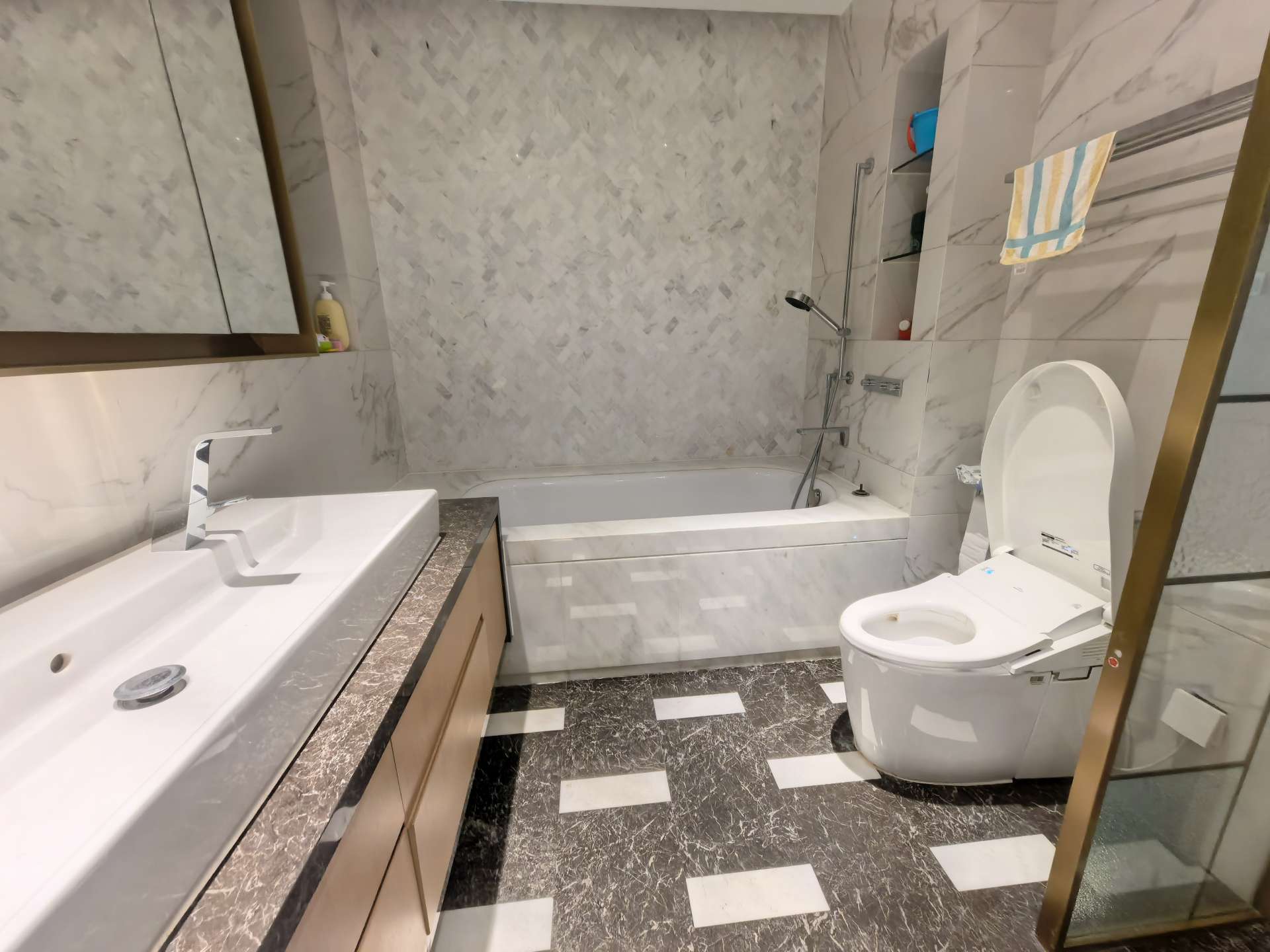 _cuva Fully furnished 3-bed, 2-bath apartment at Xinhu Qinglan International, Jing'an. 143 sqm, central AC, underfloor heating, dishwasher, smart toilet, bathtub. Available Dec 1. 23,000 RMB/month.
