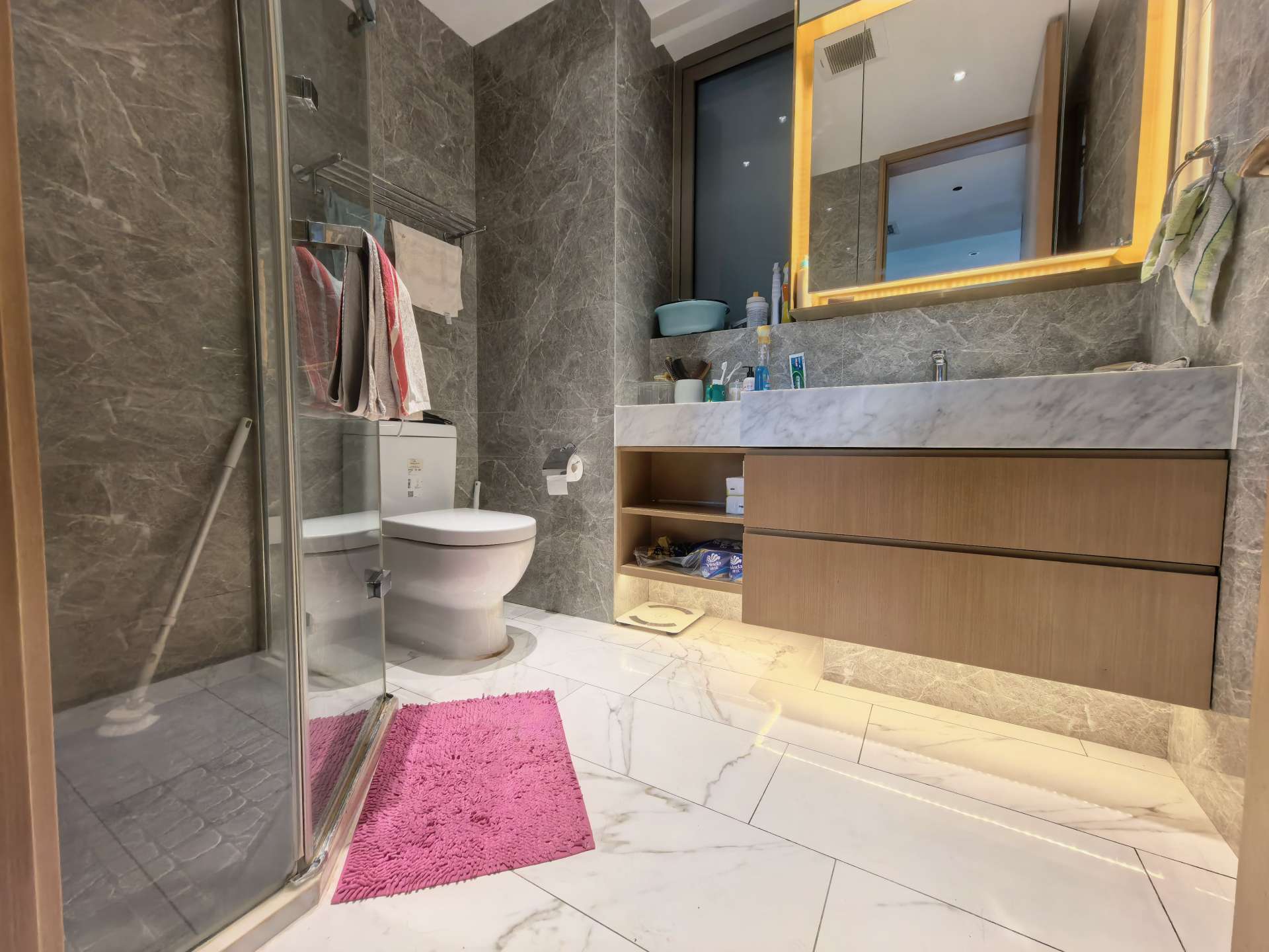 _cuva Fully furnished 3-bed, 2-bath apartment at Xinhu Qinglan International, Jing'an. 143 sqm, central AC, underfloor heating, dishwasher, smart toilet, bathtub. Available Dec 1. 23,000 RMB/month.