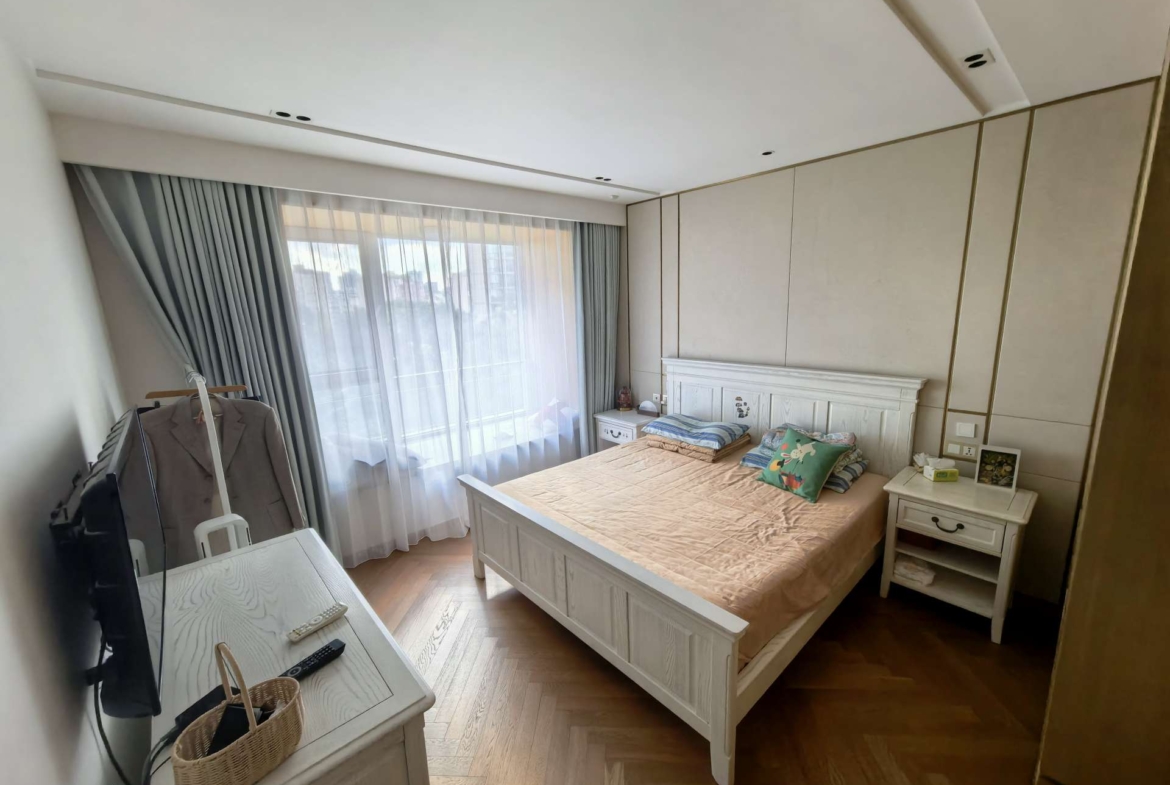 Fully furnished 3-bed, 2-bath apartment at Xinhu Qinglan International, Jing'an. 143 sqm, central AC, underfloor heating, dishwasher, smart toilet, bathtub. Available Dec 1. 23,000 RMB/month.