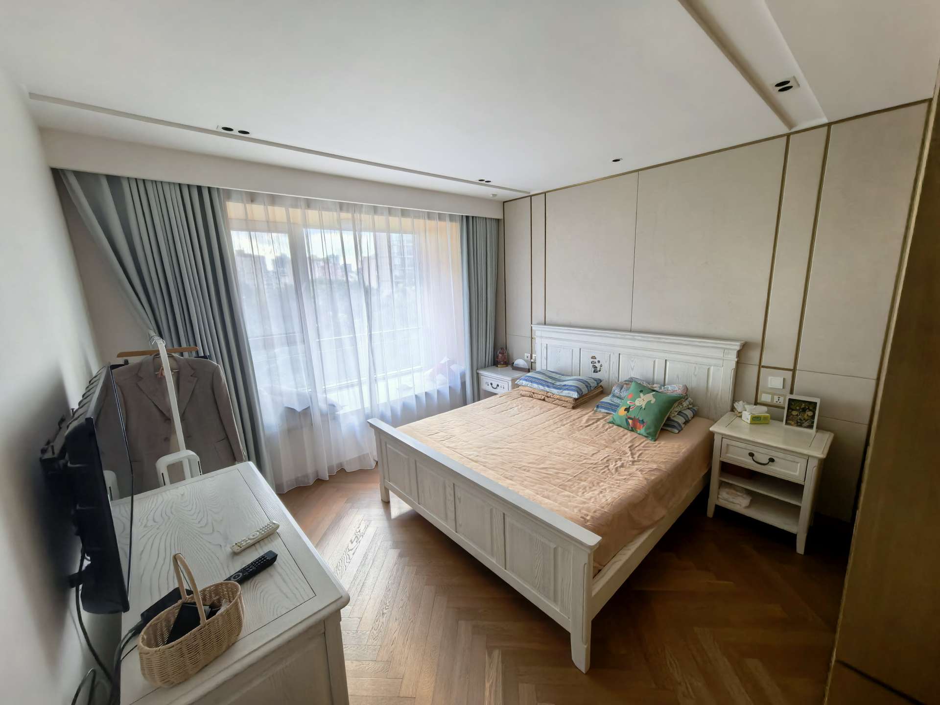 _cuva Fully furnished 3-bed, 2-bath apartment at Xinhu Qinglan International, Jing'an. 143 sqm, central AC, underfloor heating, dishwasher, smart toilet, bathtub. Available Dec 1. 23,000 RMB/month.