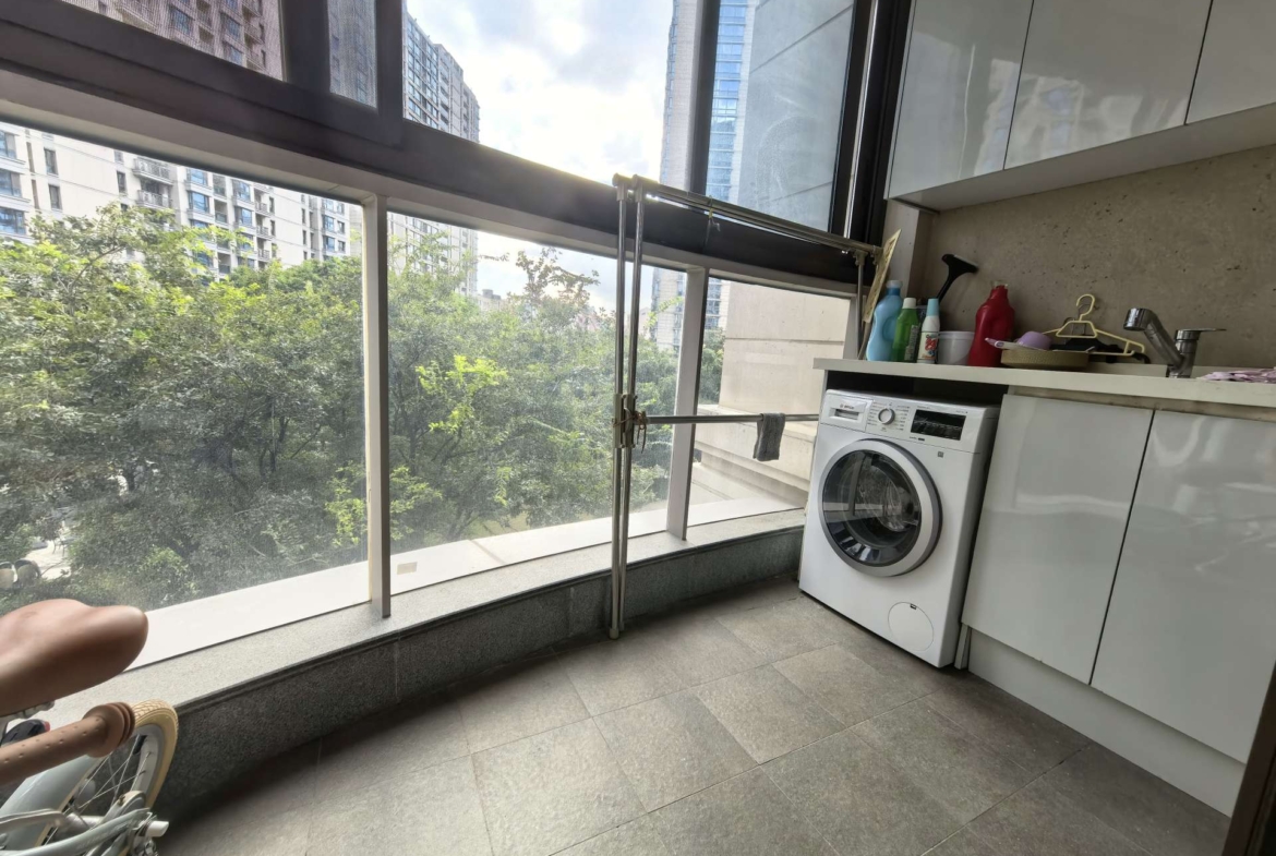 Fully furnished 3-bed, 2-bath apartment at Xinhu Qinglan International, Jing'an. 143 sqm, central AC, underfloor heating, dishwasher, smart toilet, bathtub. Available Dec 1. 23,000 RMB/month.