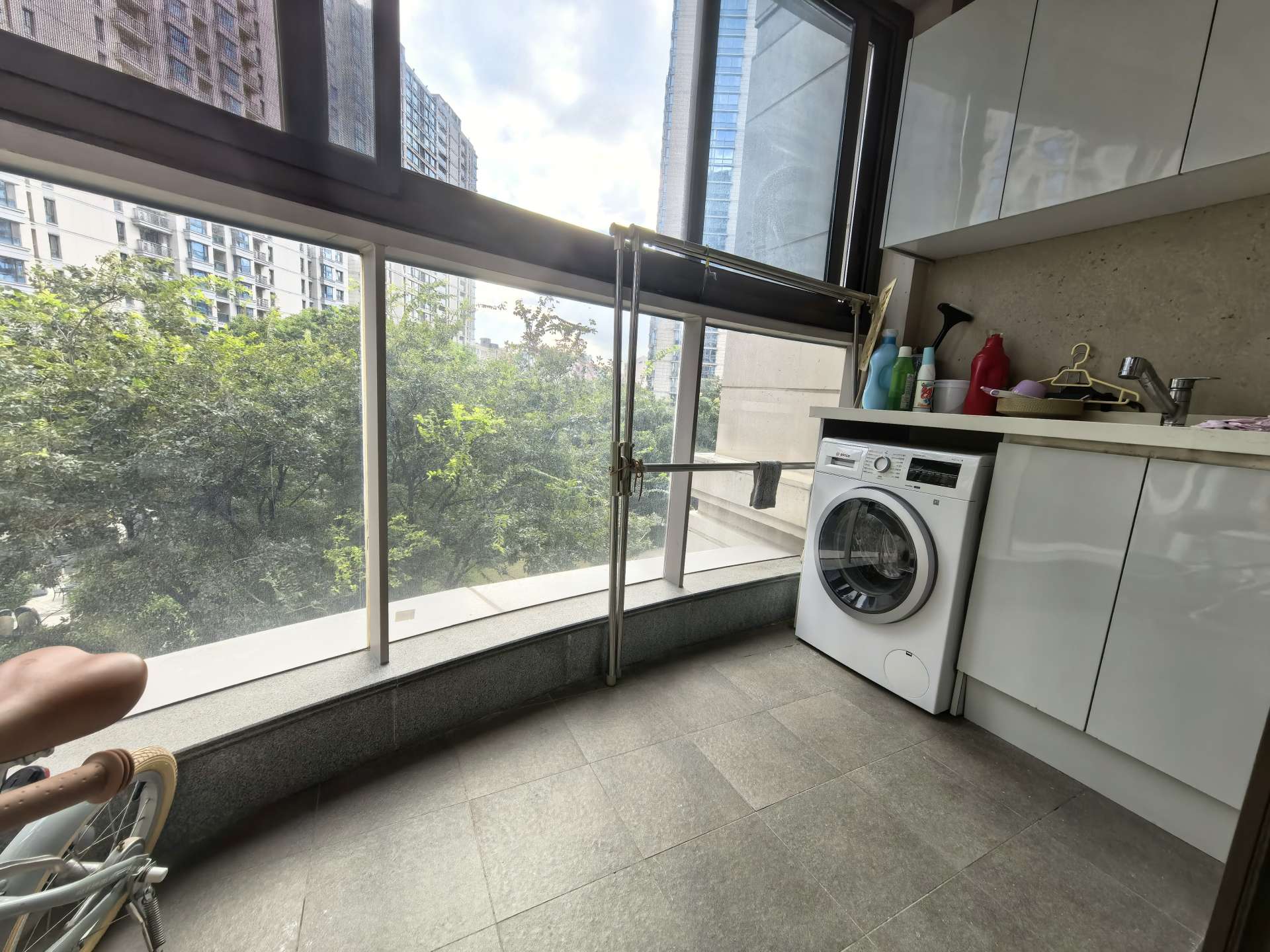 _cuva Fully furnished 3-bed, 2-bath apartment at Xinhu Qinglan International, Jing'an. 143 sqm, central AC, underfloor heating, dishwasher, smart toilet, bathtub. Available Dec 1. 23,000 RMB/month.