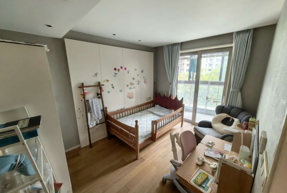 Fully furnished 3-bed, 2-bath apartment at Xinhu Qinglan International, Jing'an. 143 sqm, central AC, underfloor heating, dishwasher, smart toilet, bathtub. Available Dec 1. 23,000 RMB/month.