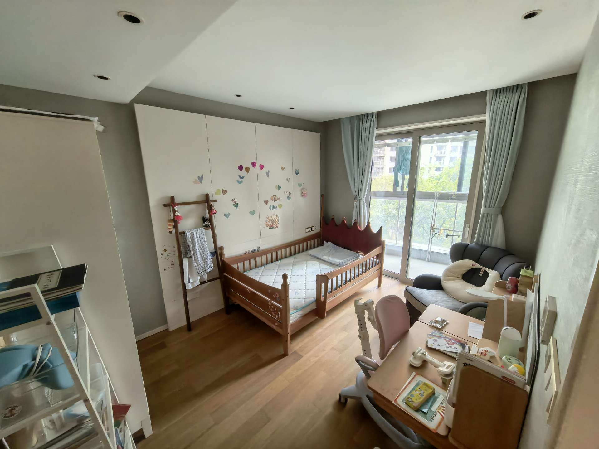 _cuva Fully furnished 3-bed, 2-bath apartment at Xinhu Qinglan International, Jing'an. 143 sqm, central AC, underfloor heating, dishwasher, smart toilet, bathtub. Available Dec 1. 23,000 RMB/month.