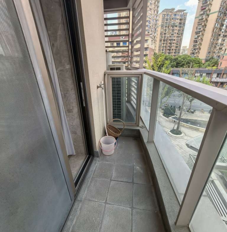 Fully furnished 3-bed, 2-bath apartment at Xinhu Qinglan International, Jing'an. 143 sqm, central AC, underfloor heating, dishwasher, smart toilet, bathtub. Available Dec 1. 23,000 RMB/month.
