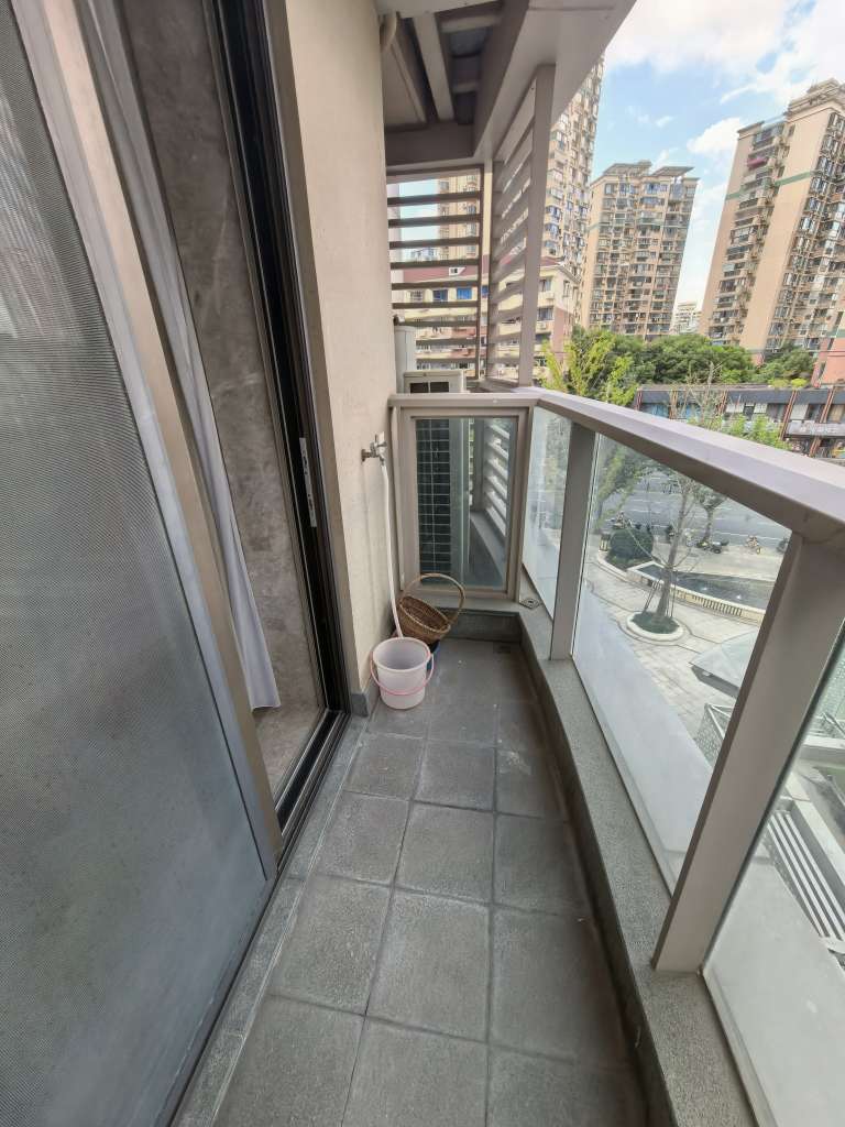 _cuva Fully furnished 3-bed, 2-bath apartment at Xinhu Qinglan International, Jing'an. 143 sqm, central AC, underfloor heating, dishwasher, smart toilet, bathtub. Available Dec 1. 23,000 RMB/month.