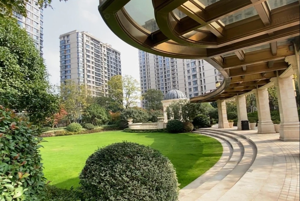 Fully furnished 3-bed, 2-bath apartment at Xinhu Qinglan International, Jing'an. 143 sqm, central AC, underfloor heating, dishwasher, smart toilet, bathtub. Available Dec 1. 23,000 RMB/month.