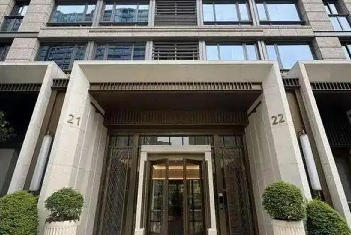 Fully furnished 3-bed, 2-bath apartment at Xinhu Qinglan International, Jing'an. 143 sqm, central AC, underfloor heating, dishwasher, smart toilet, bathtub. Available Dec 1. 23,000 RMB/month.