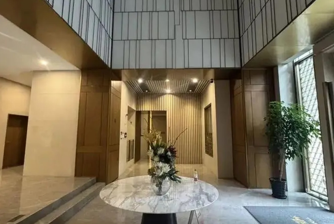 Fully furnished 3-bed, 2-bath apartment at Xinhu Qinglan International, Jing'an. 143 sqm, central AC, underfloor heating, dishwasher, smart toilet, bathtub. Available Dec 1. 23,000 RMB/month.
