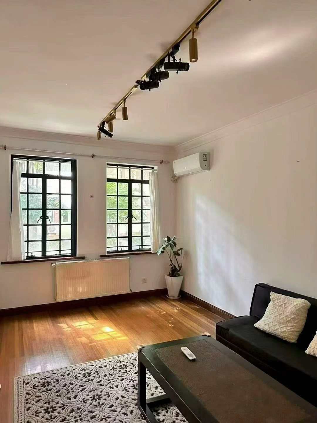 1-bed, 2-living unit at Yongjia Xincun on Yongjia Road. 90 sqm, wall heating, heritage building (1947), steps from Hengshan Road Station. 13,500 RMB/month.