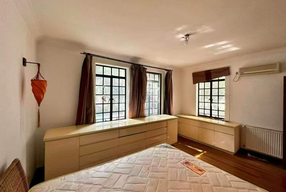 1-bed, 2-living unit at Yongjia Xincun on Yongjia Road. 90 sqm, wall heating, heritage building (1947), steps from Hengshan Road Station. 13,500 RMB/month.
