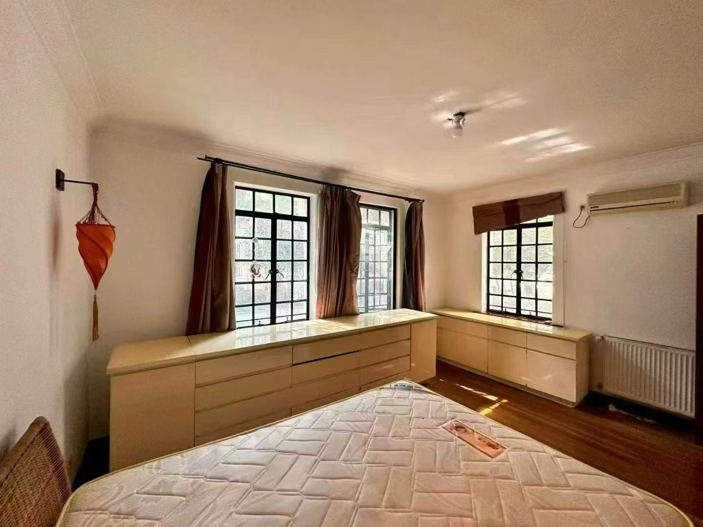 1-bed, 2-living unit at Yongjia Xincun on Yongjia Road. 90 sqm, wall heating, heritage building (1947), steps from Hengshan Road Station. 13,500 RMB/month.