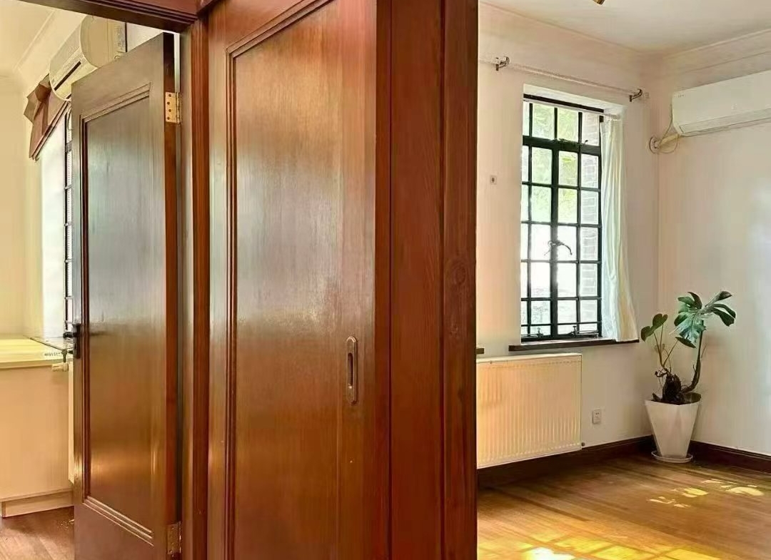 1-bed, 2-living unit at Yongjia Xincun on Yongjia Road. 90 sqm, wall heating, heritage building (1947), steps from Hengshan Road Station. 13,500 RMB/month.